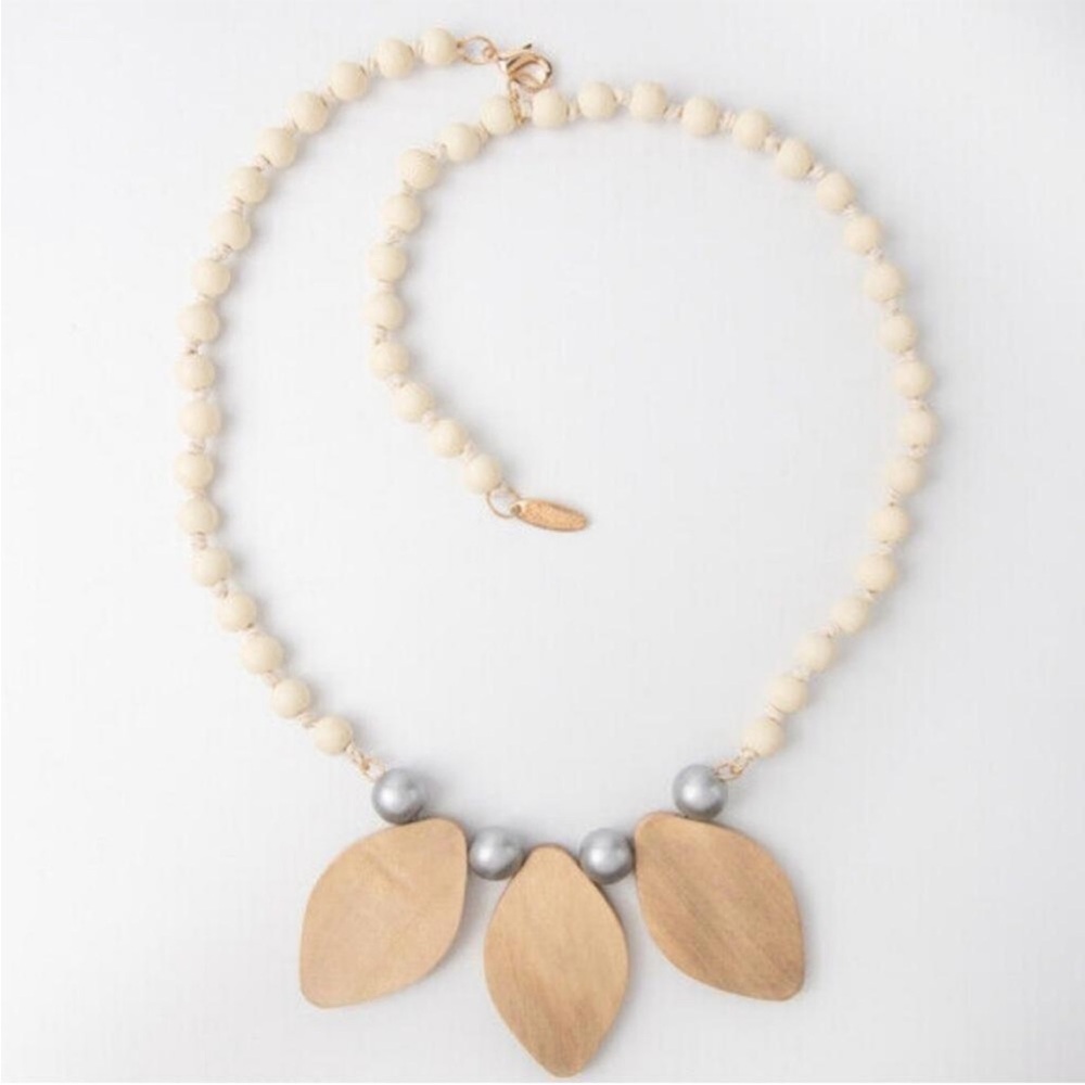 🆕 Cream and Silver Wood Necklace